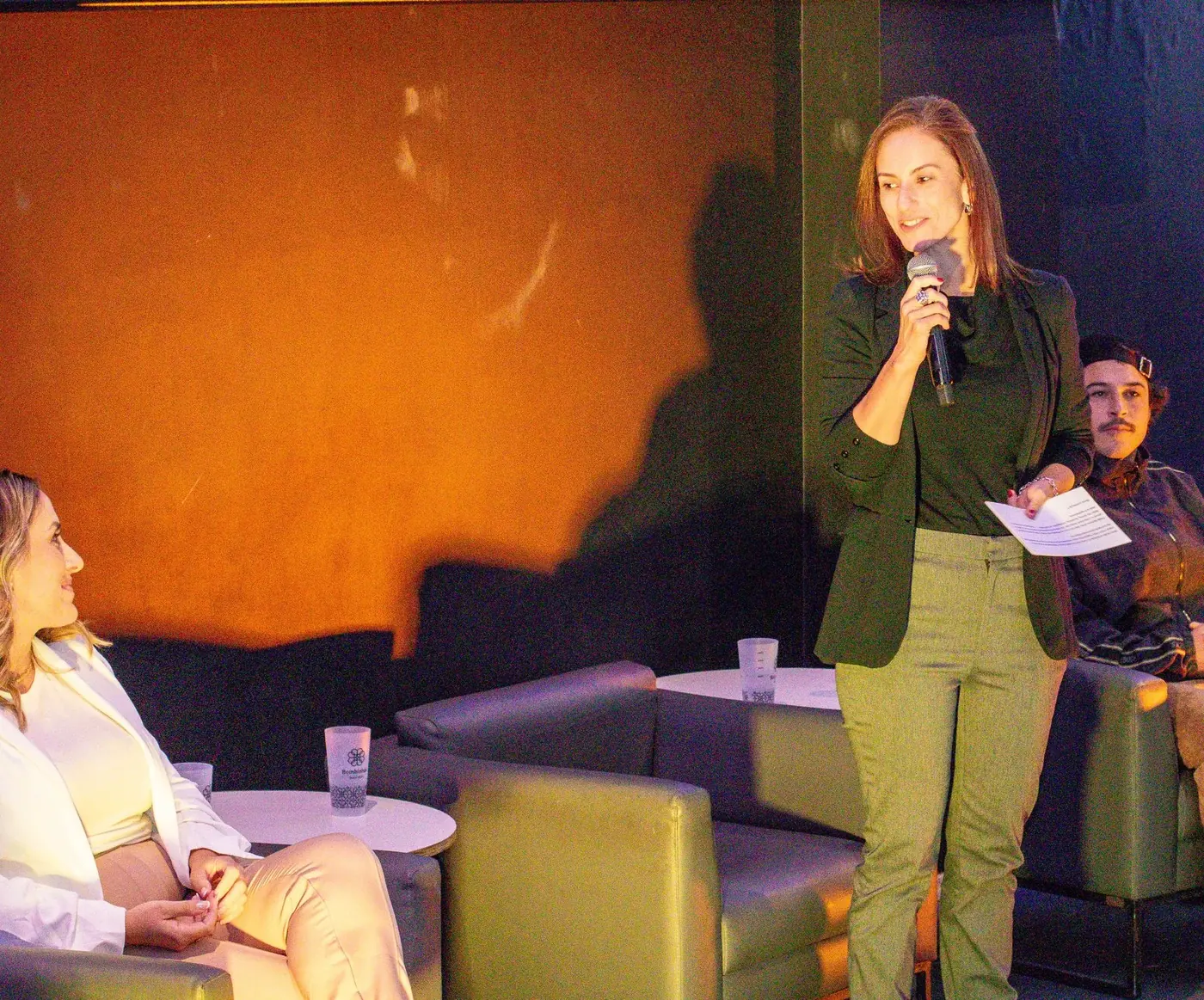 Andressa Ferreira palestrando em evento empresarial