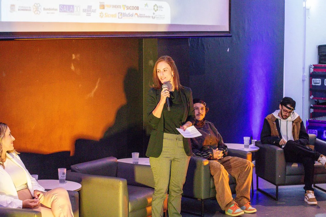 Andressa Ferreira palestrando na Semana do Empreendedor