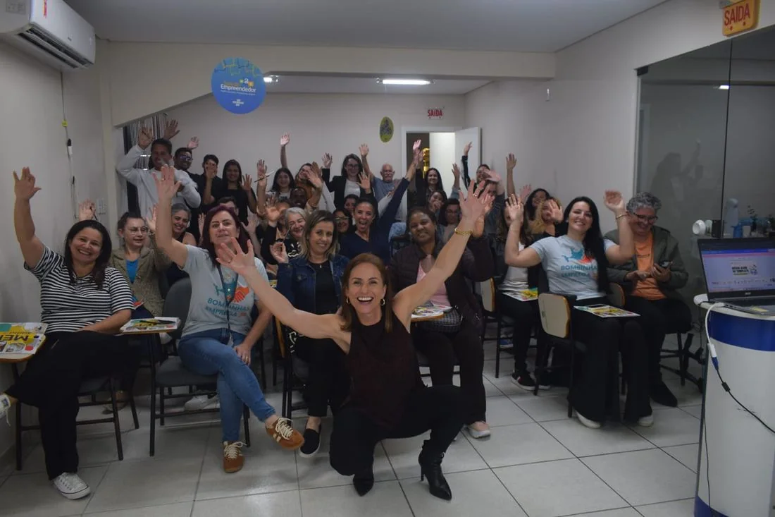 Turma comemorando ao final de capacitação